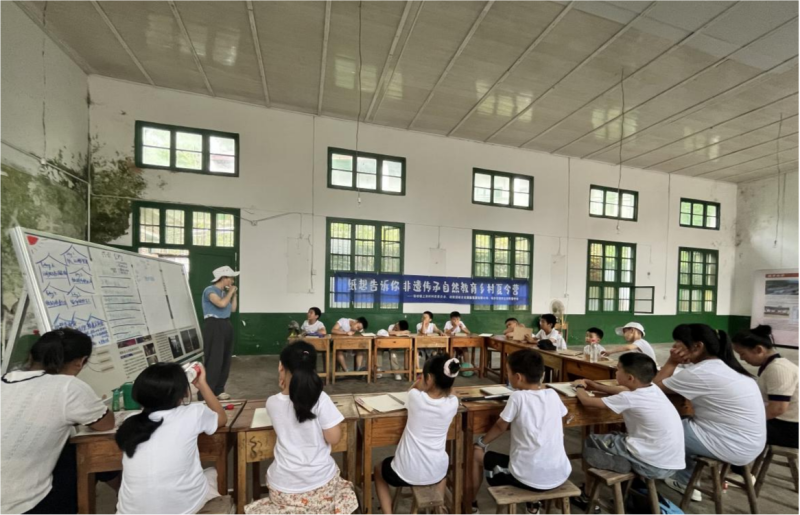 在张坊镇乡村振兴非遗就业工坊，西米老师在开营仪式上用手绘海报向大家介绍了本次营期的内容安排，用游戏的方式让营员进行相互介绍，完成了由孩子们共同商议投票确认的共识公约，全员同意不私自行动、不讲脏话、不做浪费他人时间的事情并创设出每天一起吃西瓜、玩自创游戏的固定流程。