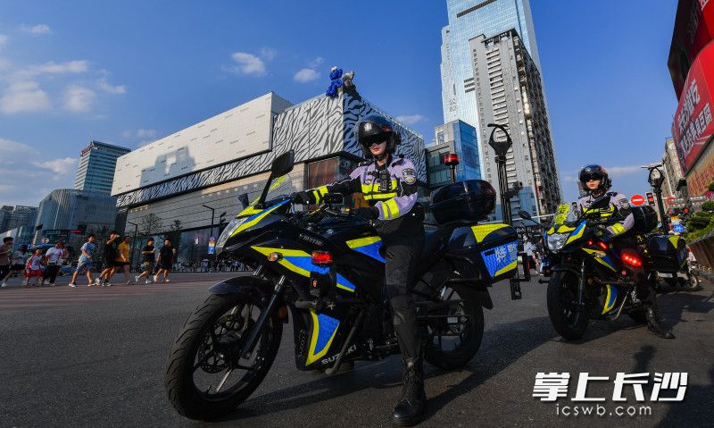 三伏天，长沙女子特警大队两名队员正在五一商圈巡逻。