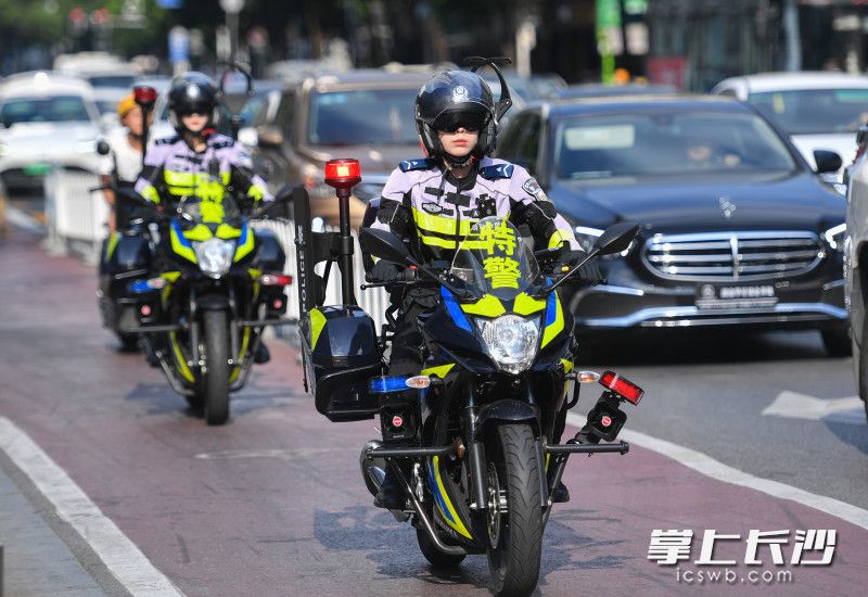 三伏天，长沙女子特警大队两名队员正在五一商圈巡逻。