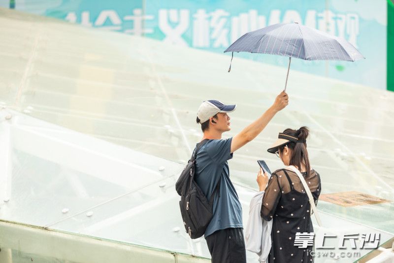 长沙正式入伏，在长沙市中心黄兴路周边，众多市民游客出行已做好防晒防暑措施对抗烈日。均为长沙晚报全媒体记者 董阳 摄