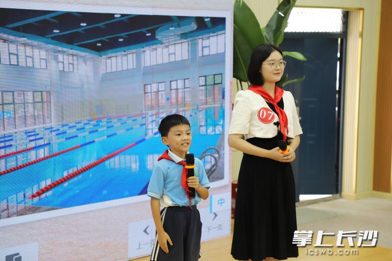 来自全市的75组“四十佳”候选个人(集体)参加现场风采展示。 来自全市的75组“四十佳”候选个人(集体)参加现场风采展示。