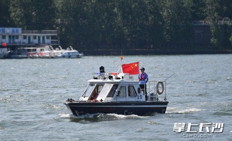 12日，长沙市公安局治安支队水警大队联合长沙蓝天救援队开展2023年水域应急演练和防溺水宣传活动。图为水警正在湘江长沙段巡逻。均为长沙晚报全媒体记者 邹麟 摄