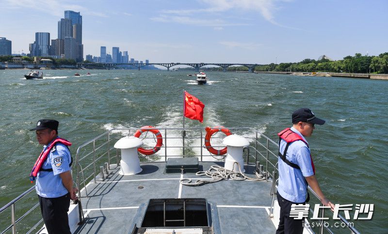 12日，长沙市公安局治安支队水警大队水警正在湘江长沙段巡逻。