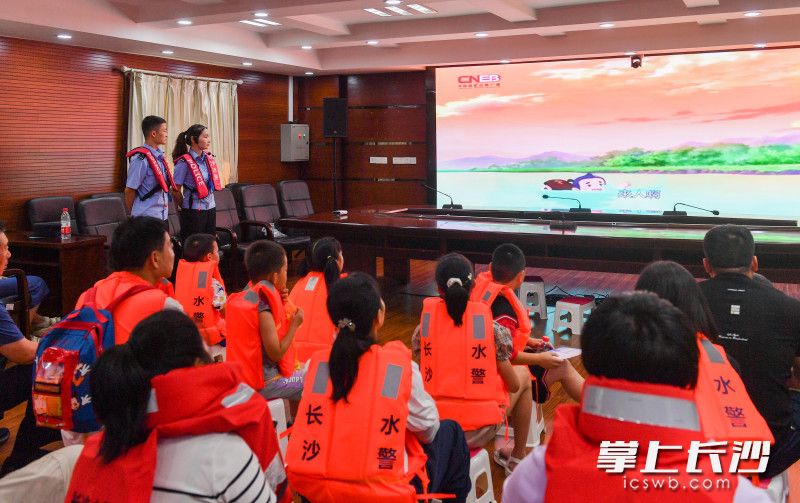 12日，长沙市公安局治安支队水警正在给中小学生代表讲解基本的防溺水知识，强化青少年自我保护意识。