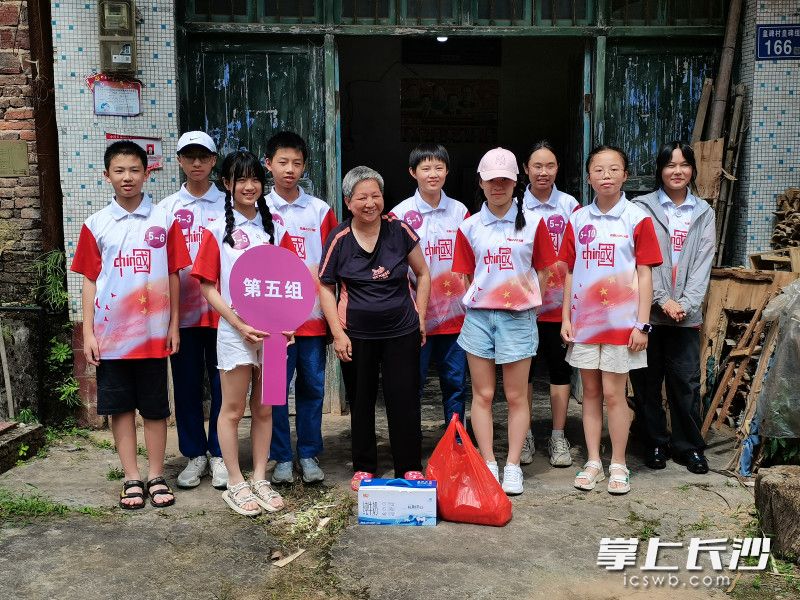 近日，北雅中学2203中队队员分成五个小组，分别慰问了五户困难家庭。均为受访者供图