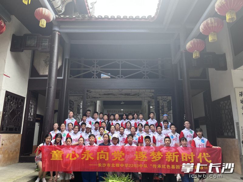 学子们表示，在未来的日子里定当奋发图强，将来报效祖国。