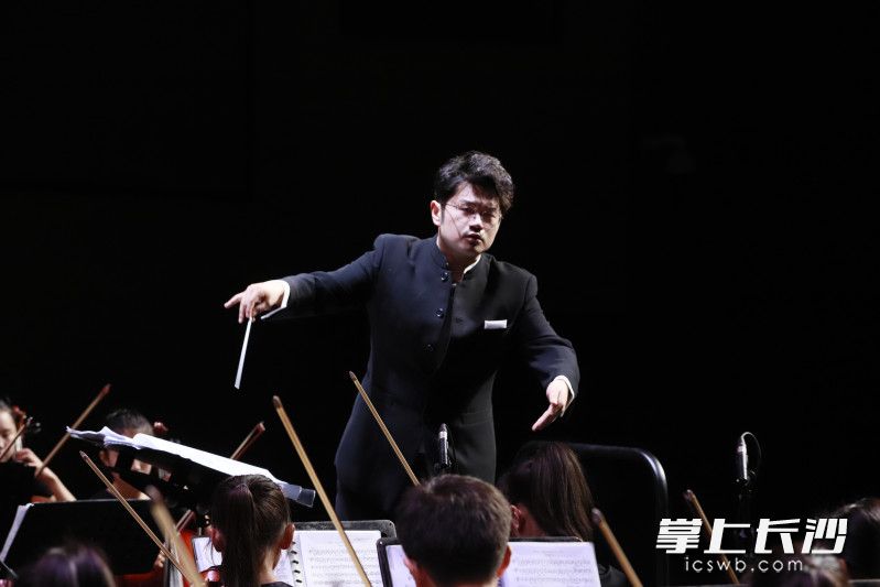 7月13日晚，长沙交响乐团附属青少年艺术团大湾区巡回演出·长沙站音乐会举行。均为长沙晚报通讯员 朱寒冰 摄