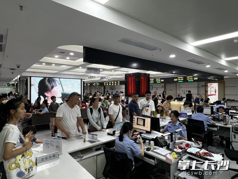 芙蓉公安分局人口与出入境大厅，前来办证的市民。均为芙蓉警方供图