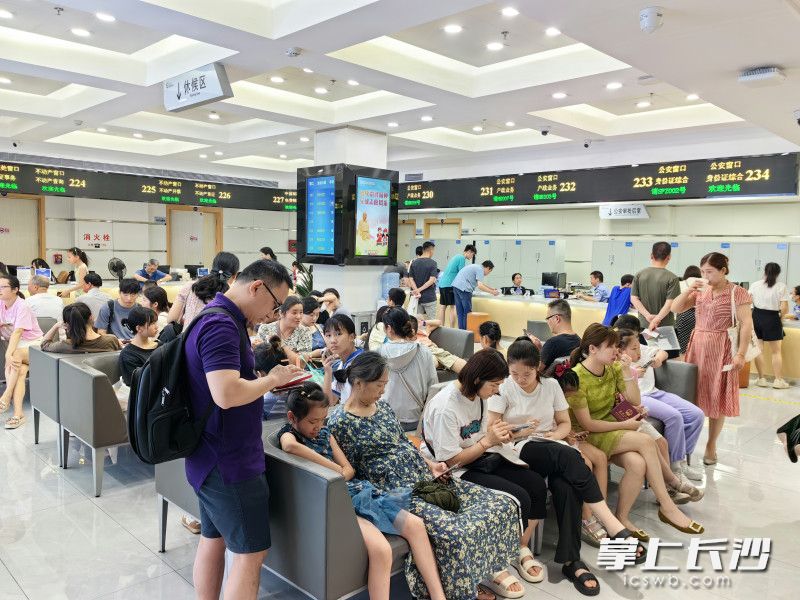 等候办证的市民。