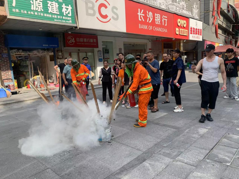 湖南米粉街经营商户现场参与消防演练。长沙晚报通讯员 吴笑敏 钟龄月 摄
