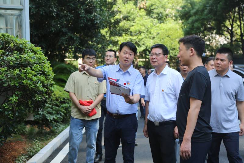 7月12日，市住建局机关一、四支部联合开展主题党日活动，深入湖南湘江新区沁园春小区、天心区兴汝金城小区等小区进行调研。