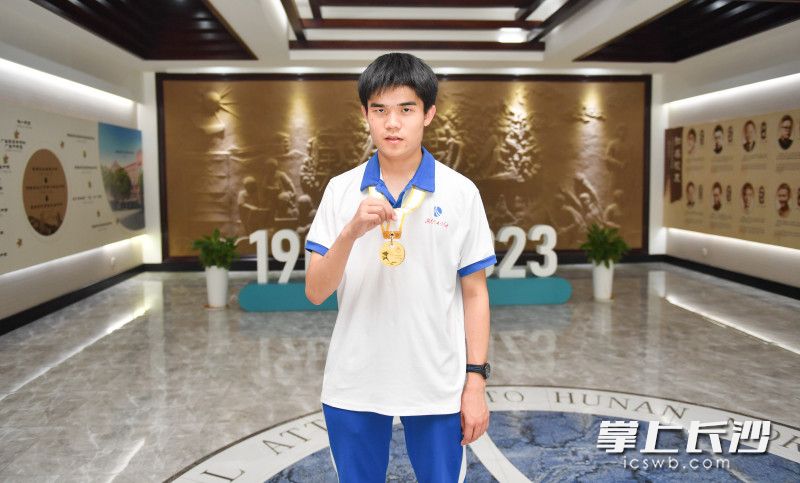 湖南师大附中梁行健同学勇夺第64届国际中学生数学奥林匹克竞赛（IMO)金牌。均为长沙晚报全媒体记者 邹麟 摄