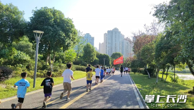 云溪湾社区的孩子们在专业教练带领下，环梅溪湖、桃花岭公园晨跑。均为长沙晚报通讯员 陈嘉璐 陈眺 供图