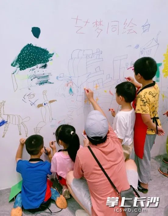 家长孩子一起作画。