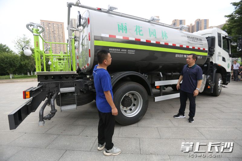 雨花区的16台园林清洗车“上线”，为花草树木“消暑解渴”，提升市民生活品质，扮靓雨花生态“颜值”，助力城市园林建设。 通讯员 高兴 摄