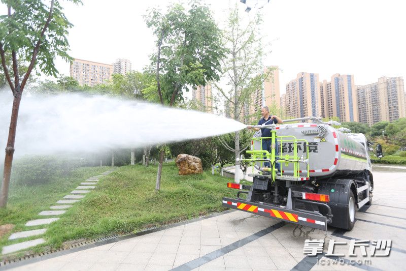 园林工人实行“错时浇水”，通过新设备大容量、定速巡航等特性，能够提高作业质量，有效帮助植被健康生长。