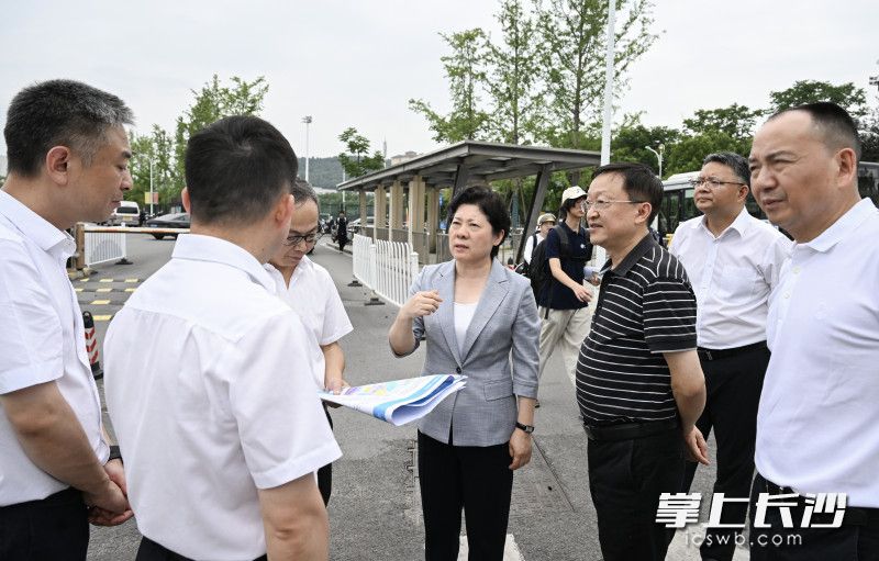 吴桂英现场听取多方意见，探讨优化方案。