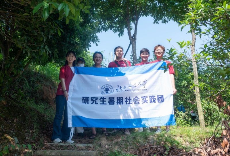 实践团成员来到开慧镇润沃蓝莓基地调研。均为长沙晚报通讯员 李笑溟 供图