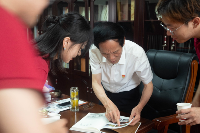 朱有志向实践团介绍相关情况。