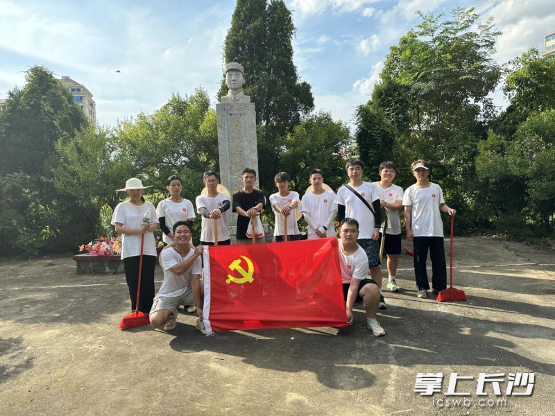激励学生续写青年志愿服务的辉煌篇章。 