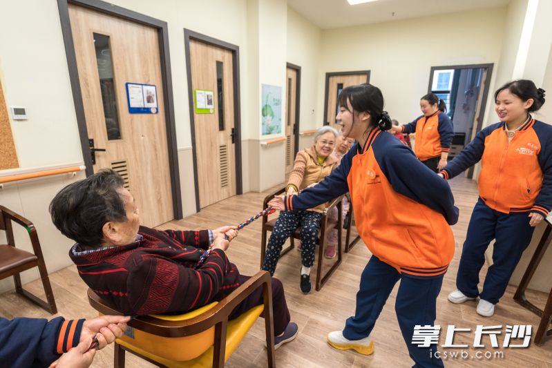 在“阿默养老”,“90后”彭志红(右一)和小伙伴们一起,在陪伴与照护中,合力打造阿尔茨海默病的一种“延缓治愈模式”。  长沙晚报全媒体记者 陈飞 摄 在“阿默养老”,“90后”彭志红(右一)和小伙伴们一起,在陪伴与照护中,合力打造阿尔茨海默病的一种“延缓治愈模式”。  长沙晚报全媒体记者 陈飞 摄