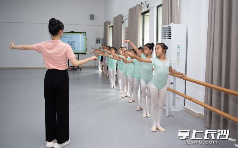舞蹈班的学生们正在上课。均为长沙晚报全媒体记者 邹麟 摄