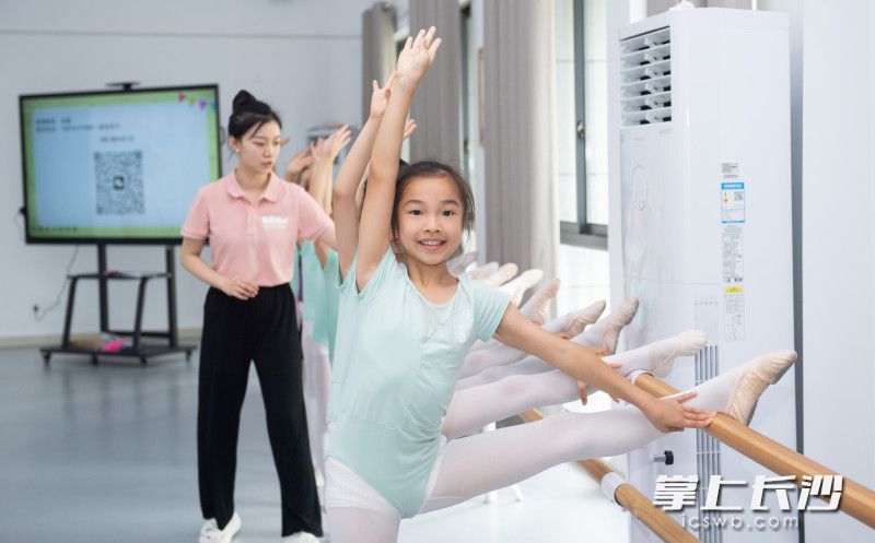 舞蹈班学生的开学第一课。