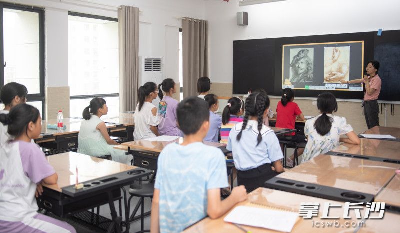 美术课，老师正在给学生们上名家美术作品赏析课。