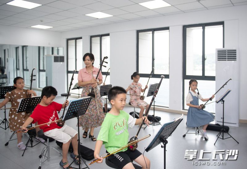 二胡班的学生们正在上课。