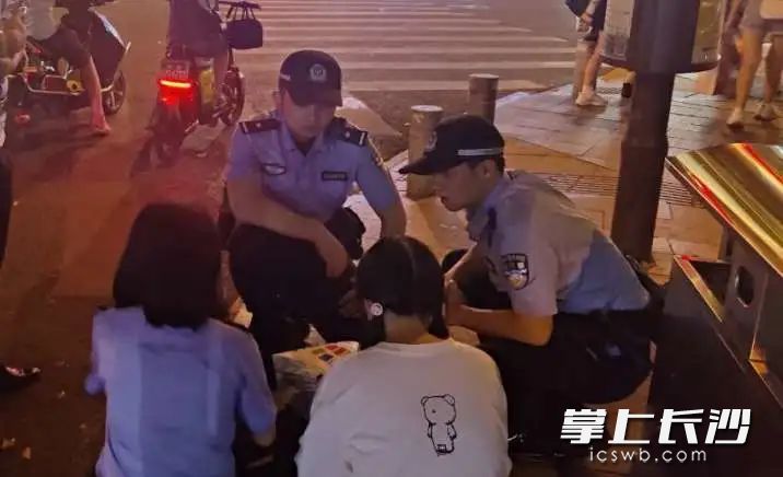 几位民警围坐在女孩身边。均为长沙晚报通讯员 齐萱烨 供图