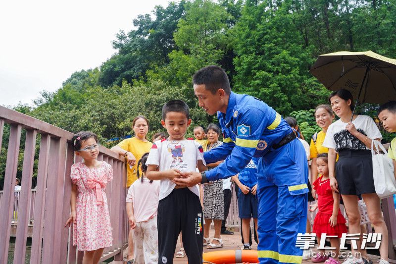 长沙县蓝天救援队队长陈槐现场演示，为孩子们讲授防溺水知识。