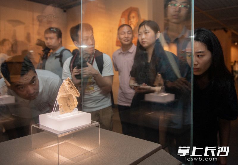 7月21日上午，长沙简牍博物馆携手旅顺博物馆，隆重推出的“鉴古知今——罗振玉藏品展”在简牍博物馆开幕，市民正在观看展览。