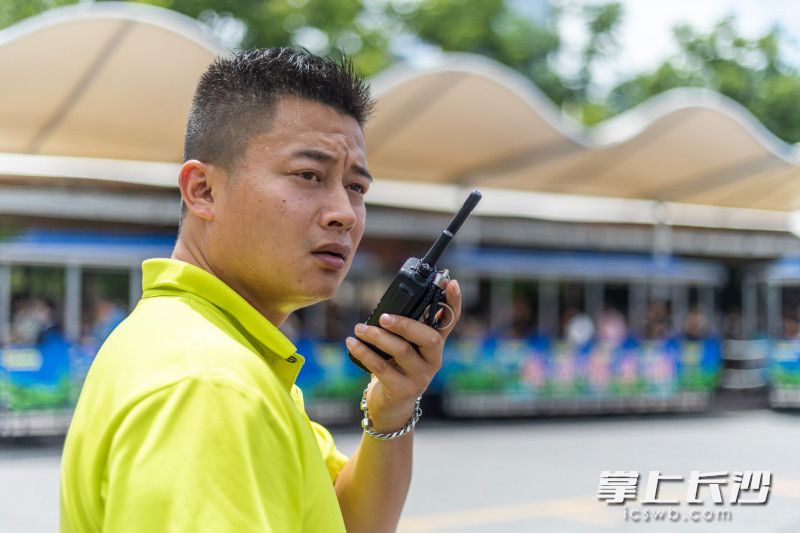 31岁的甘晓恬是龙骧橘子洲公司观光旅游车队的一名值班员，在高温环境下工作是常态。均为长沙晚报全媒体记者 董阳 摄