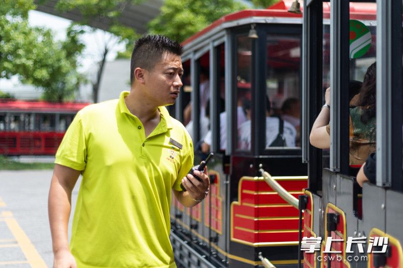 小火车开出之前，甘晓恬进行安全检查，确保小朋友都坐好。