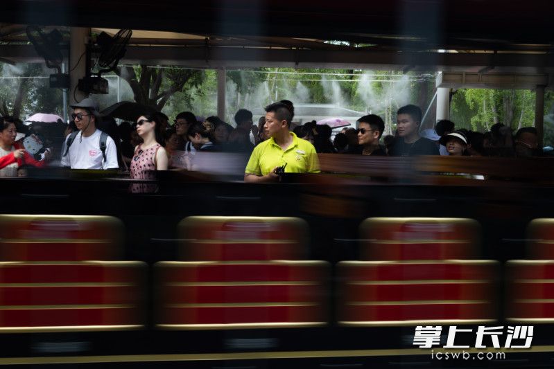 作为值班员，甘晓恬要时刻准备应对突发状况，尽力减少乘车游客的等待时间。