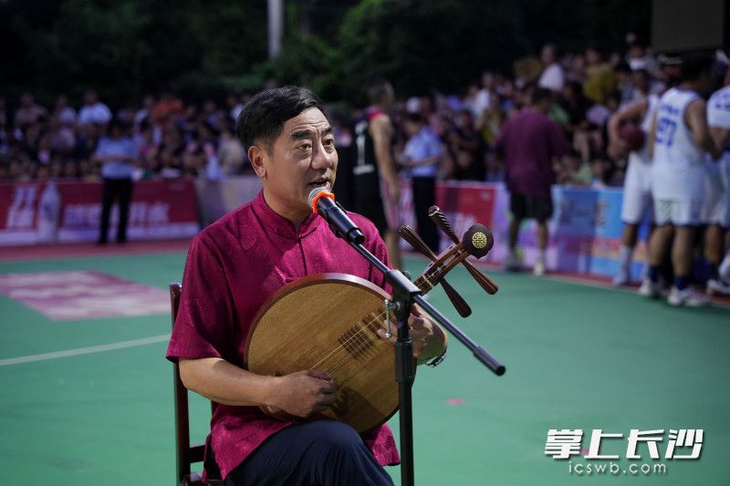 张明星表演长沙弹词。