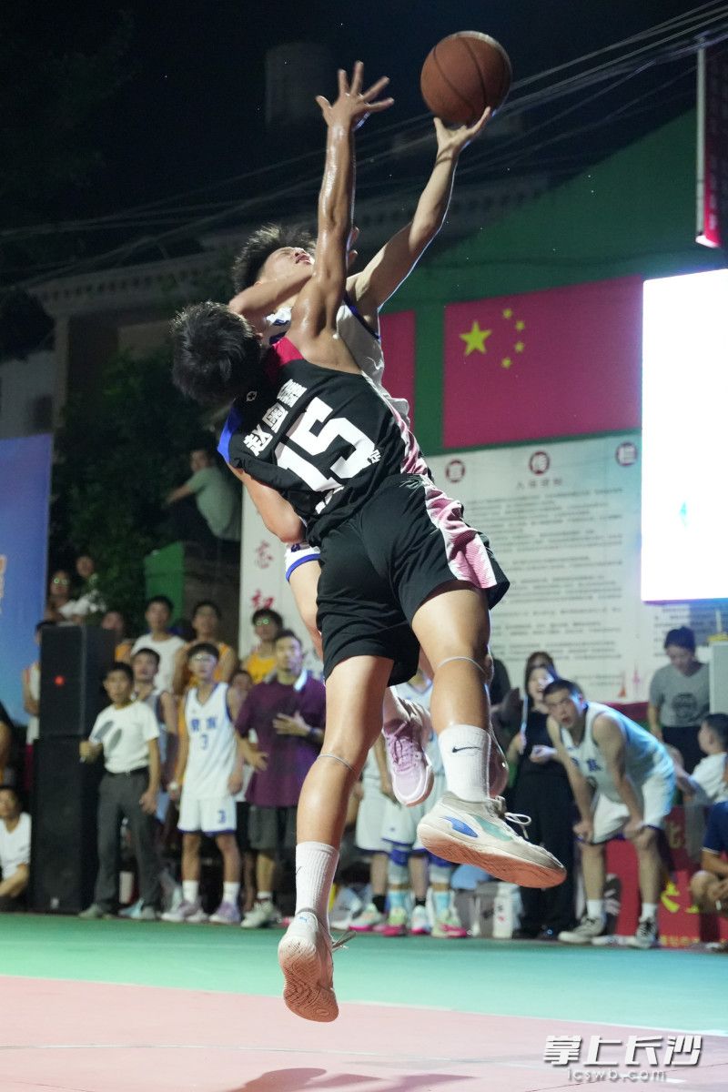 双方球员在比赛中交锋。