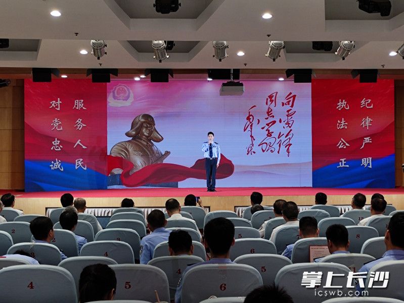 宣讲会现场，雷锋派出所所长安志讲述新时代的“雷锋故事”。长沙晚报实习生 周帅 摄