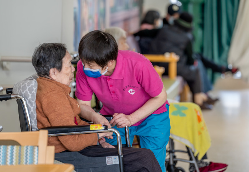 长沙市康乃馨老年呵护中心采用国际先进照护理念，“全人全程”照护团队为长者提供24小时照护。长沙晚报全媒体记者 陈飞 摄