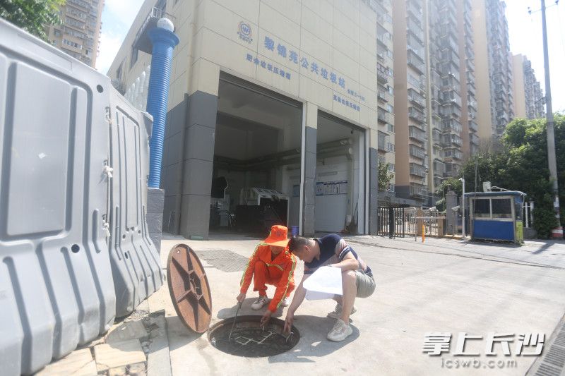 连日来，雨花区加强公共垃圾站厕周边窨井盖安全管理，加装515套窨井防坠网。 长沙晚报全媒体记者 周游 通讯员 高兴 摄