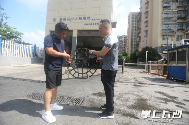 雨花区安排专业施工队及时在井盖下装上球墨铸铁防坠网。