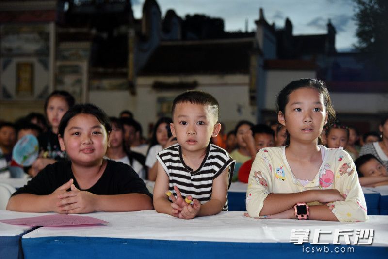 授课内容非常精彩，孩子们听得格外认真。
