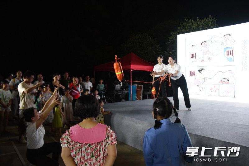 防溺水导师亲身示范，教孩子们采用“抛”的方式救人。