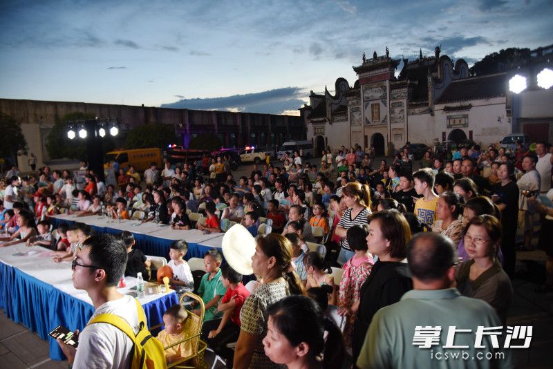 活动现场，众多家长和孩子们同上防溺水安全课。