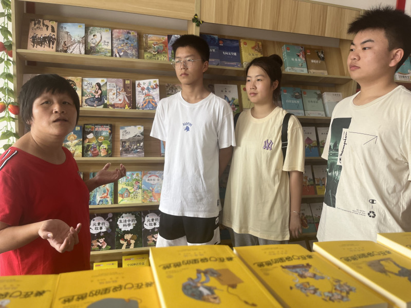 脑瘫残疾人姜婉身残志坚，以顽强的毅力和勤奋学习写作，在《长沙晚报》等报刊发表多篇文学作品。图为姜婉（左一）向学生们讲述自己的励志经历。