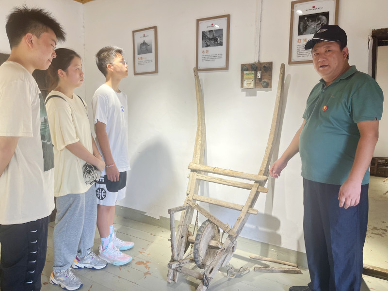 “准大学生”（左一、左二）走进长沙市上善助残服务中心“生活记忆馆”，了解时代变迁与社会进步。