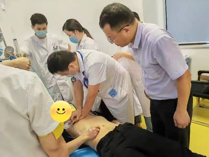 医护人员正在抢救患者。受访者供图 医护人员正在抢救患者。受访者供图