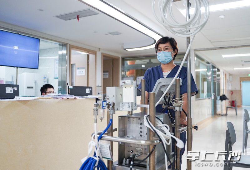 因患者超长时间反复心跳骤停，最终实施体外心肺复苏（ECPR）成功将其救治。图为ECPR体外心肺复苏仪。