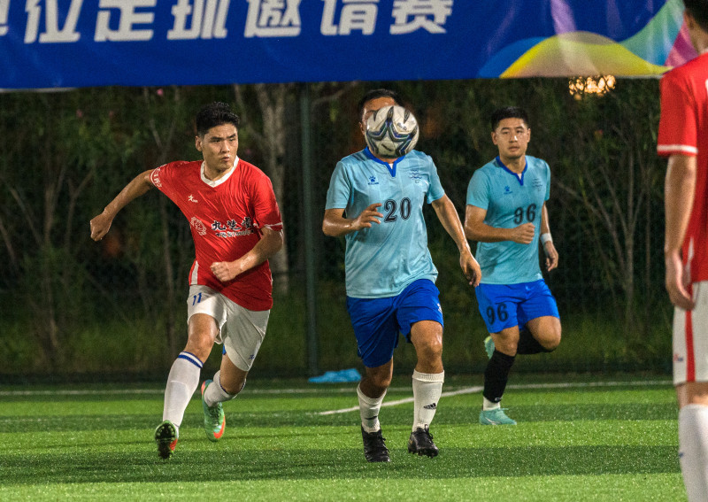 比赛现场，双方球员奋勇争先。