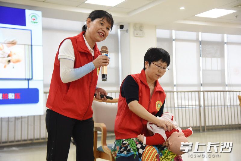 8月4日，“用爱守护生命——2023年长沙市‘防溺水大篷车’走进城乡安全教育公益活动暨大托新村青少年暑期社会实践主题课堂”举办。除署名外均为长沙晚报实习生 周帅 摄